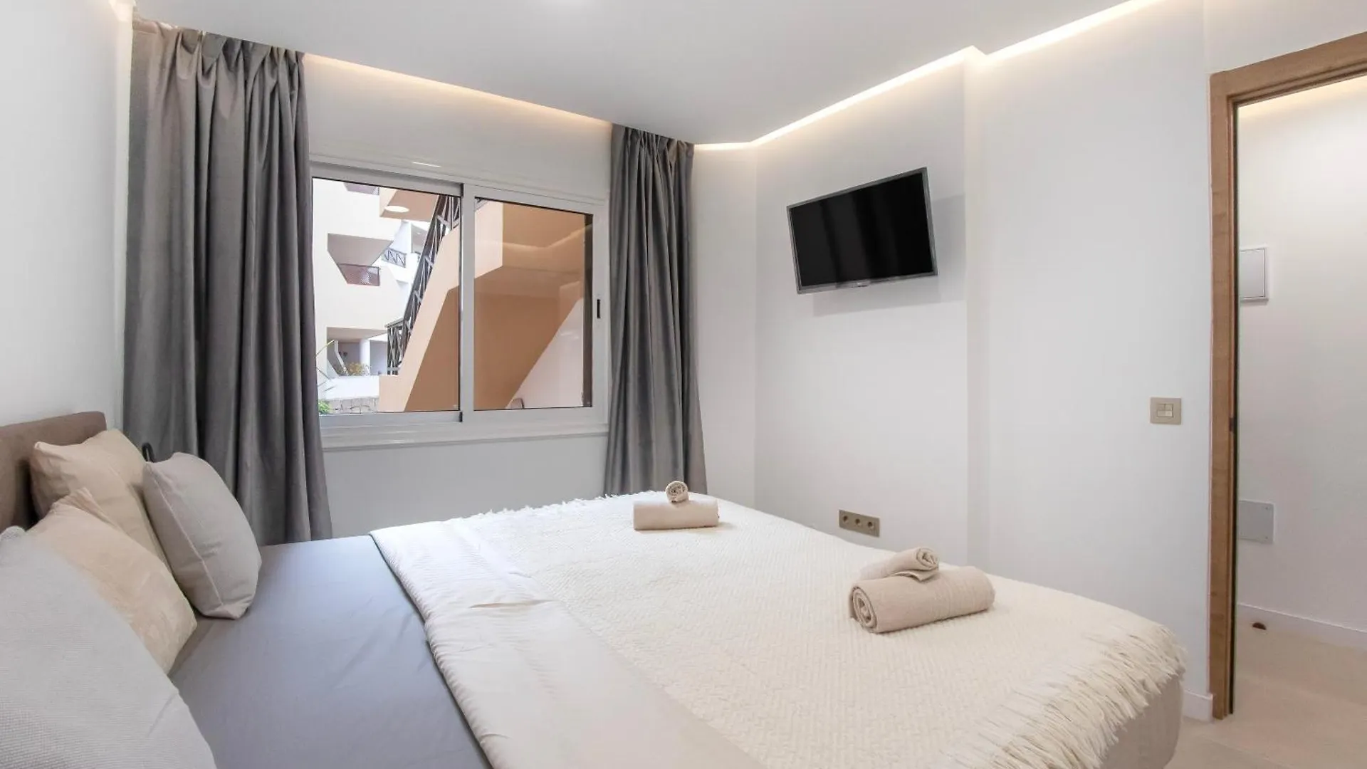Newly Renovated, Luxurious Apartment With A Heated Pool, 259 San Miguel de Abona